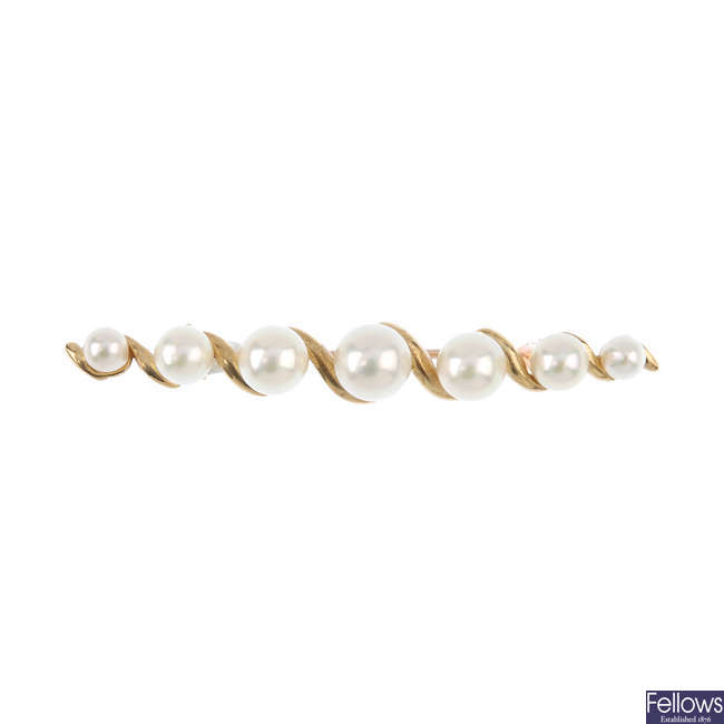 A 9ct gold cultured pearl brooch.