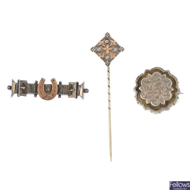 A selection of late 19th to early 20th century silver jewellery.