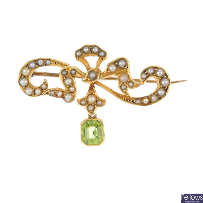 An Edwardian 15ct gold split pearl and peridot brooch.