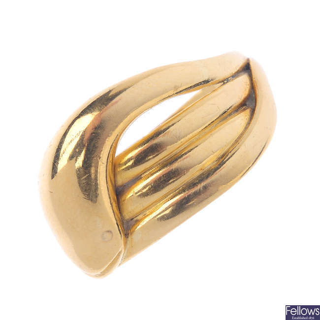 An Edwardian 18ct gold snake ring.