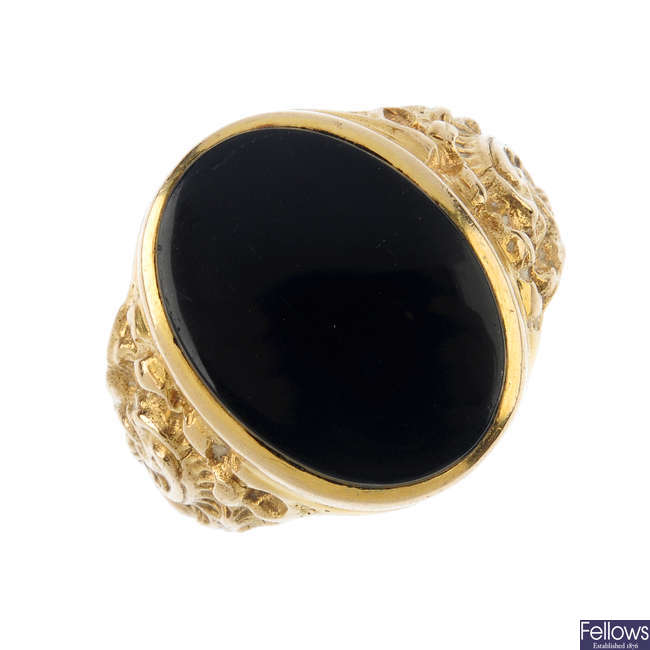 A gentleman's 9ct gold onyx signet ring.