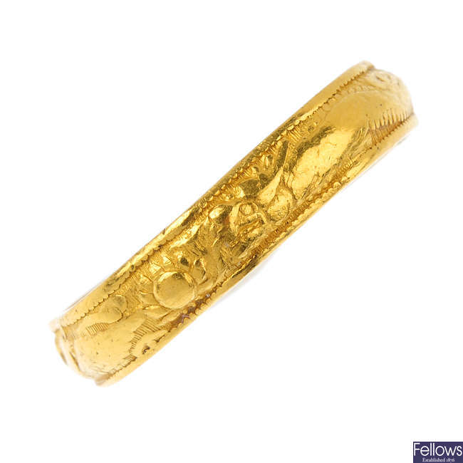 An early 20th century gold band ring.