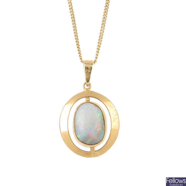 A 9ct gold opal pendant, with 9ct gold chain.