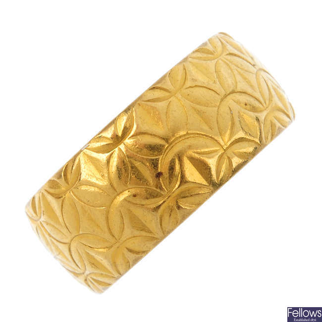 A 1960s 22ct gold textured band ring.