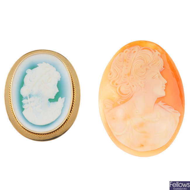 A 9ct gold hardstone brooch, with loose shell cameo.