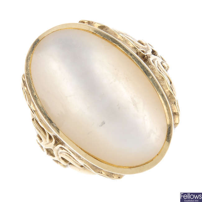 A 9ct gold mother-of-pearl ring.