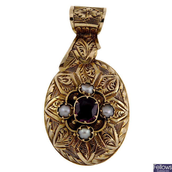 A late Victorian garnet and split pearl photograph pendant.AF 