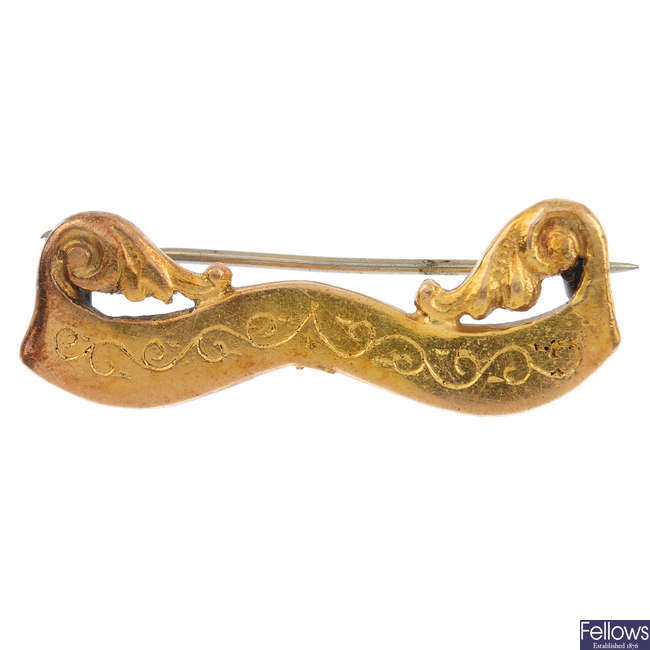 A late Victorian 15ct gold brooch.