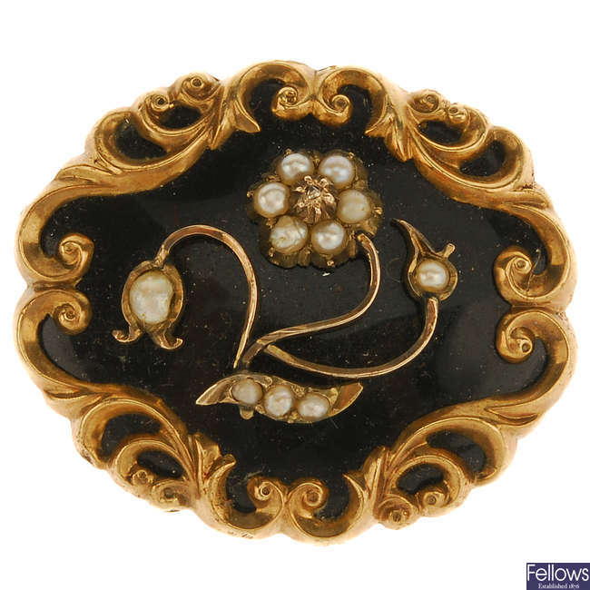 A late Victorian mourning brooch. 