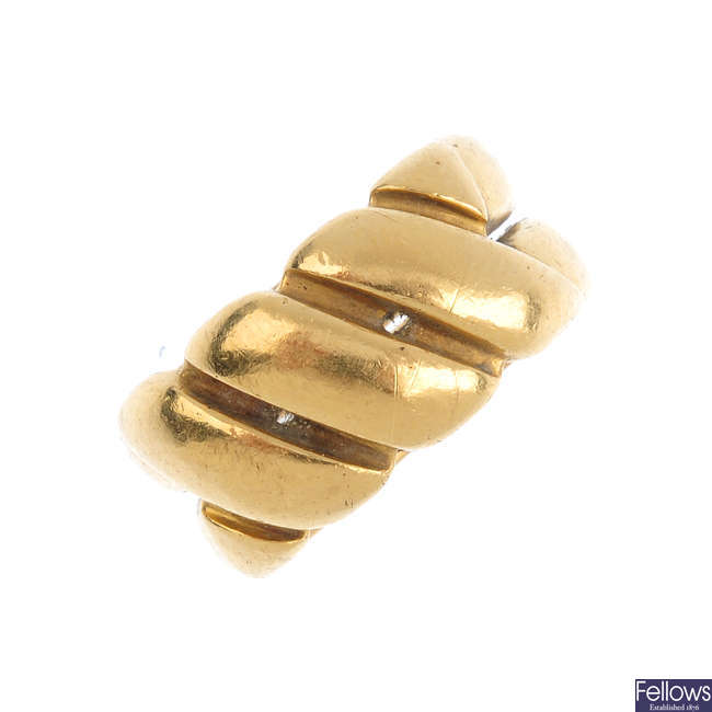 A Victorian 18ct gold crossover band ring, circa 1880.