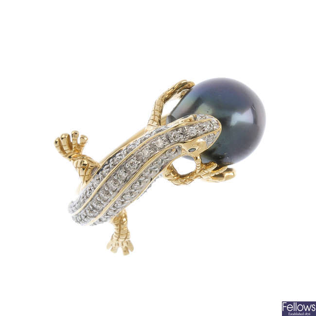 A 9ct gold cultured pearl and diamond lizard ring.