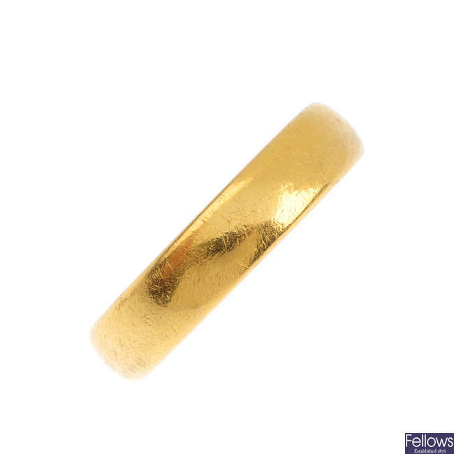 A 1930's 22ct gold band ring.