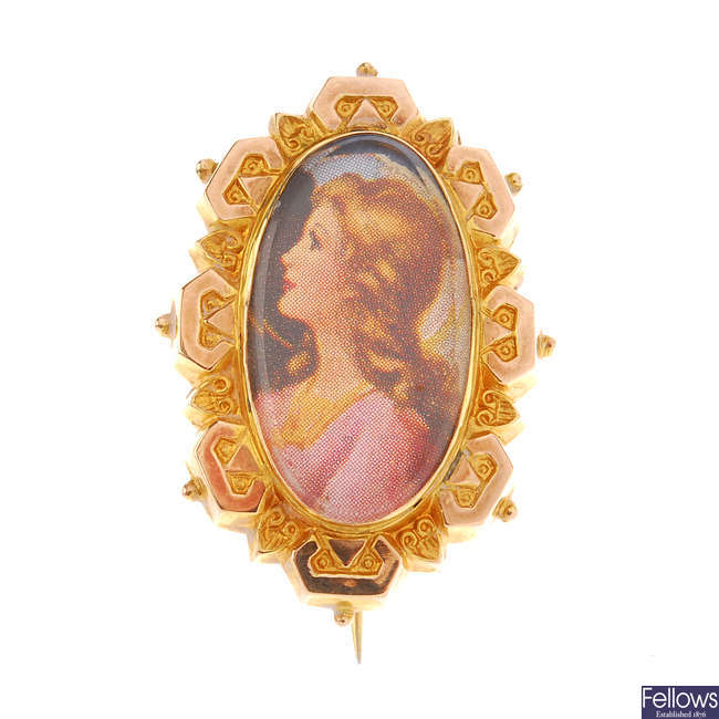 A late Victorian 9ct gold memorial brooch with replacement image.