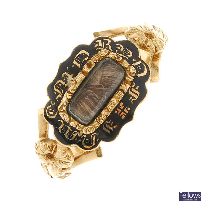 An early 19th century 18ct gold memorial ring.