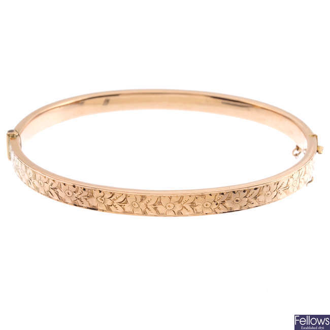 An early 20th century 9ct gold hinged bangle.