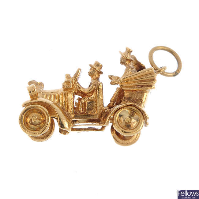 A 9ct gold 'motor vehicle' charm.