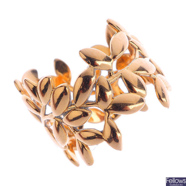 TIFFANY & CO. -  an 18ct gold 'Olive Leaf' band ring.