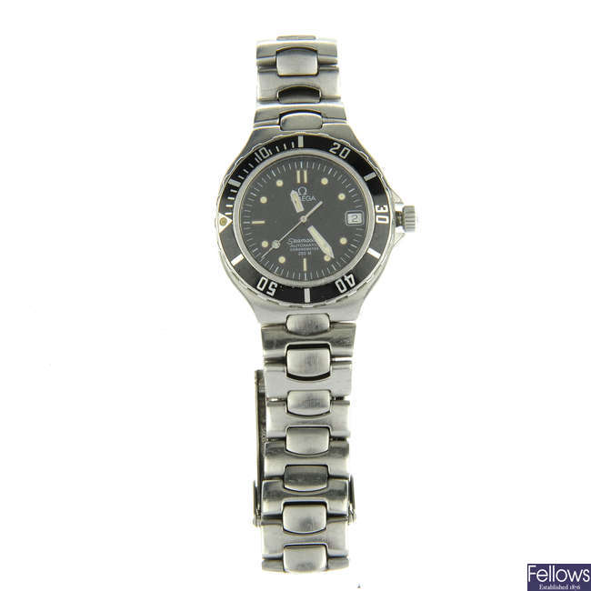 OMEGA - a gentleman's stainless steel Seamaster 200M bracelet watch.