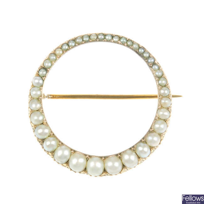 A split pearl brooch.