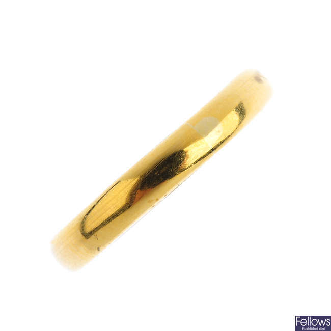 A 1930s 22ct gold band ring.