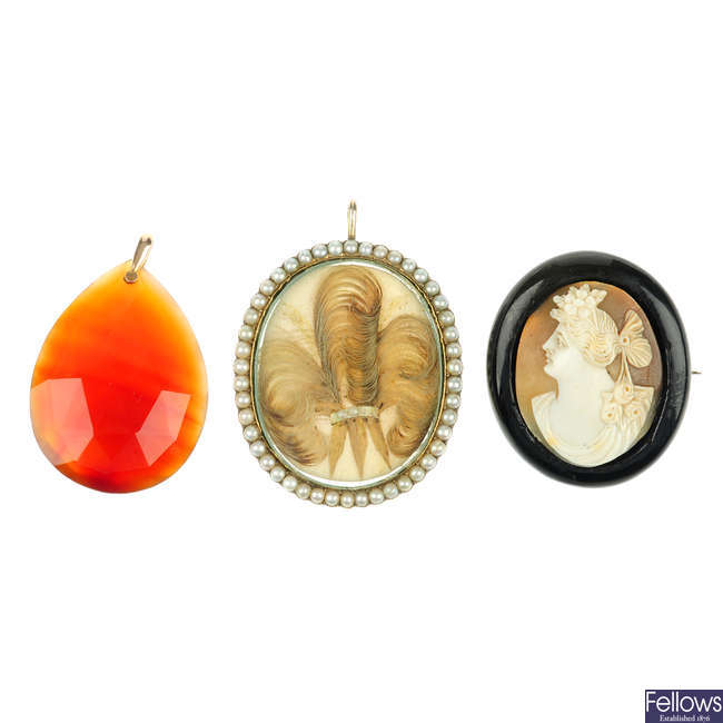 Three late 19th to early 20th century items of jewellery.