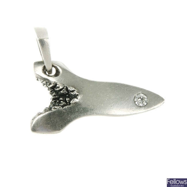 A selection of mainly silver and white metal jewellery, to include a diamond silver sharks tooth design pendant.