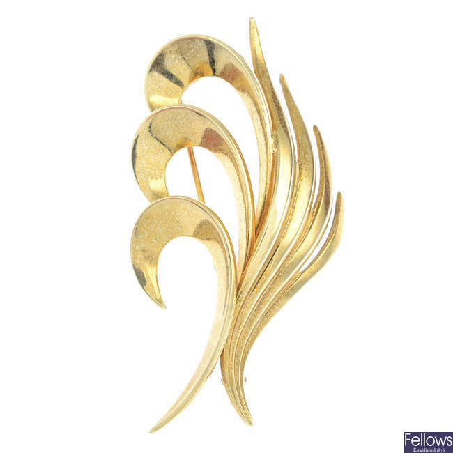 A 1960s 14ct gold brooch.