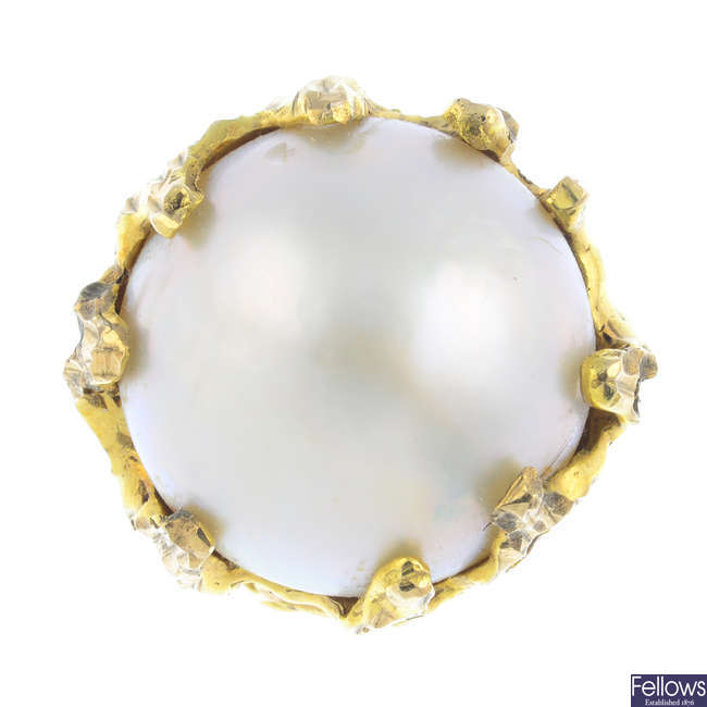 A mid 20th century 14ct gold mabe pearl ring.