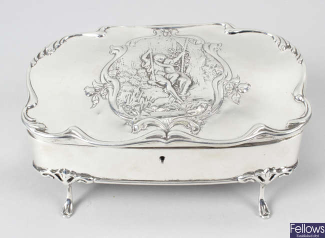 An Edwardian silver mounted jewellery casket. 