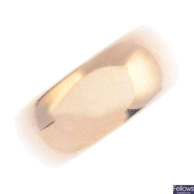 An Edwardian 9ct gold band ring.