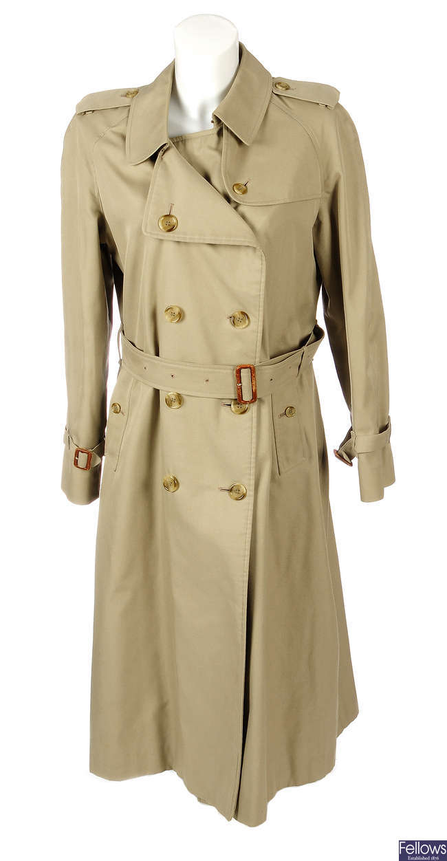 BURBERRY - a women's classic trench coat.