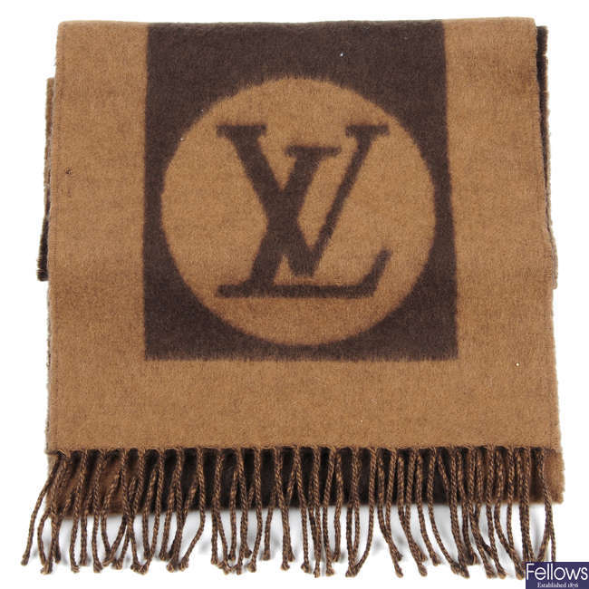 LOT:291  LOUIS VUITTON - a brown wool scarf.