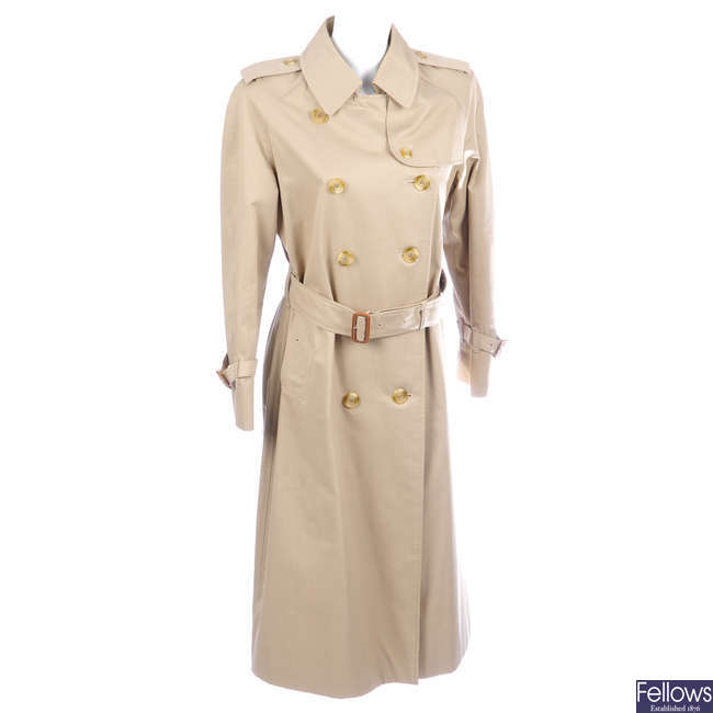 BURBERRY - a women's classic trench coat.