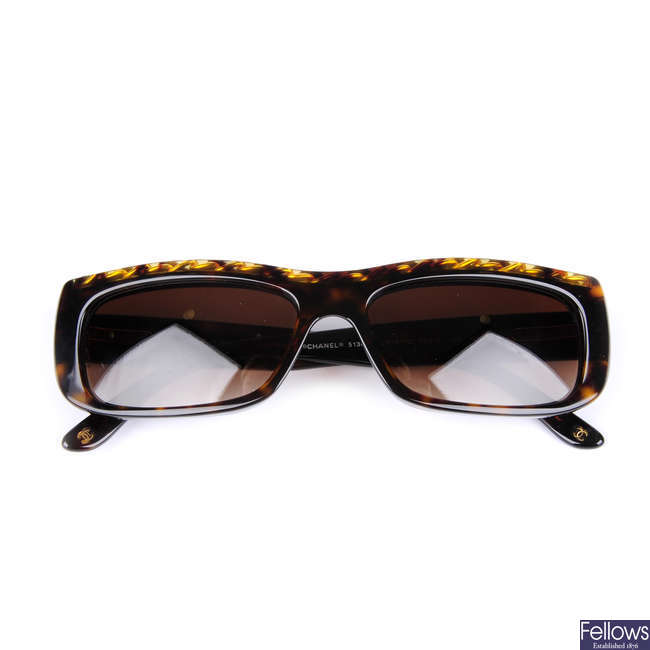 LOT:60  CHANEL - a pair of sunglasses.