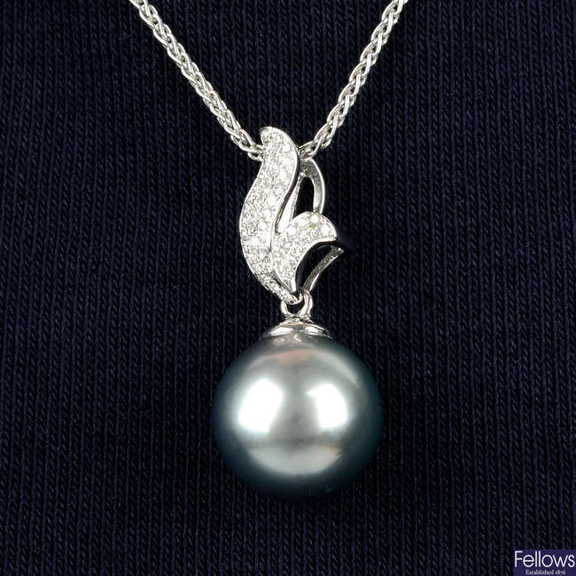 A grey cultured pearl pendant, with pav