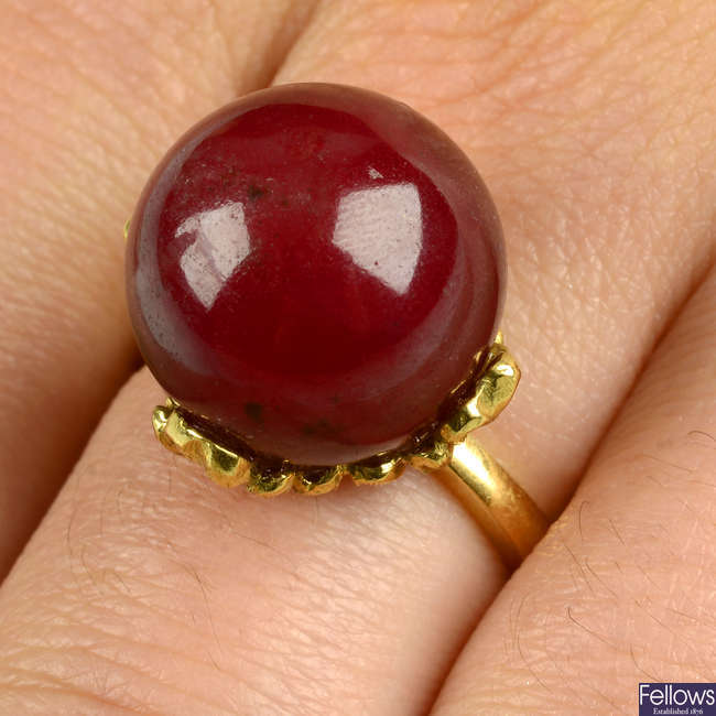 A mid 20th century 18ct gold agate bead ring.