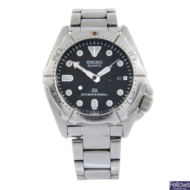 LOT:312 | SEIKO - a stainless steel Diver's 200M bracelet watch, 41mm.