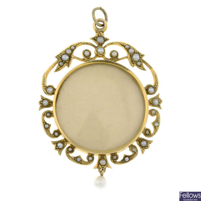 Edwardian 15ct gold split pearl locket pendant.