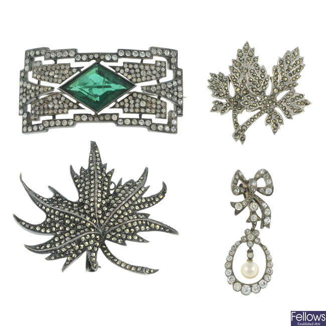 Assorted late 19th century & later brooches