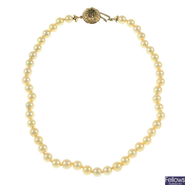 Cultured pearl necklace, with 9ct gold clasp
