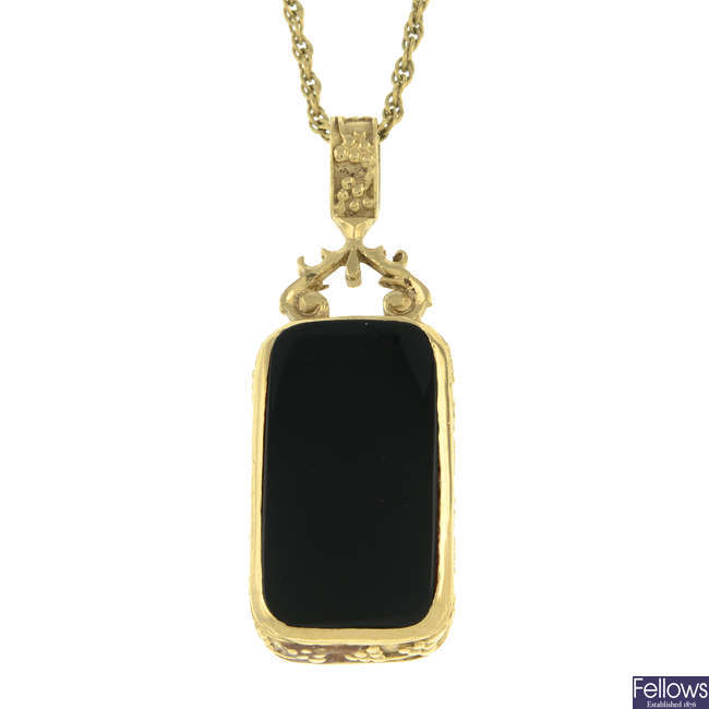 9ct gold onyx & carnelian pendant, with chain