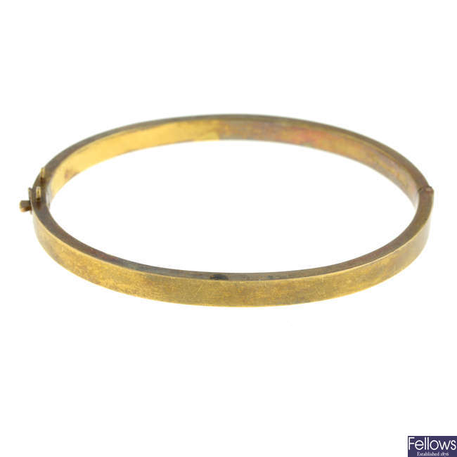 Late Victorian 15ct gold hinged bangle