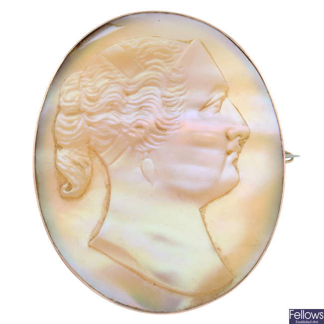 Early 20th century mother-of-pearl pendant/brooch