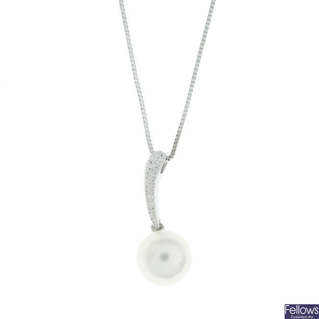 Cultured pearl drop pendant, with chain