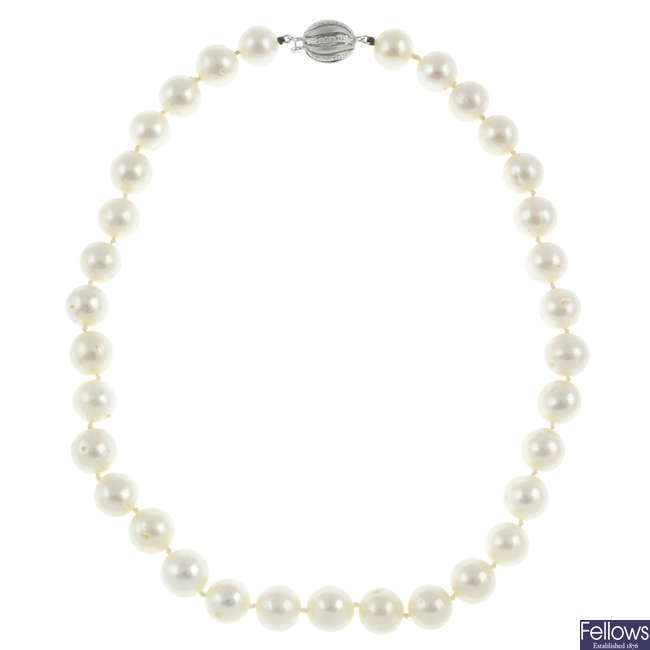 Cultured pearl single-strand necklace, with 18ct gold diamond clasp