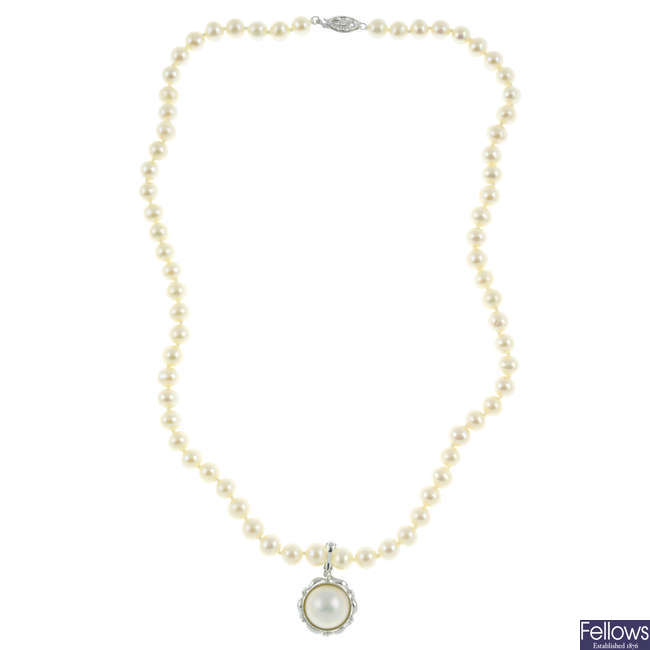 18ct gold cultured pearl necklace, with mabé pearl pendant