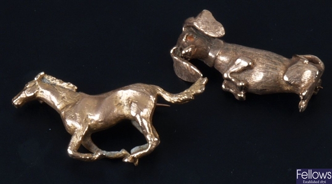9ct gold brooch of a racing horse, and 9ct gold