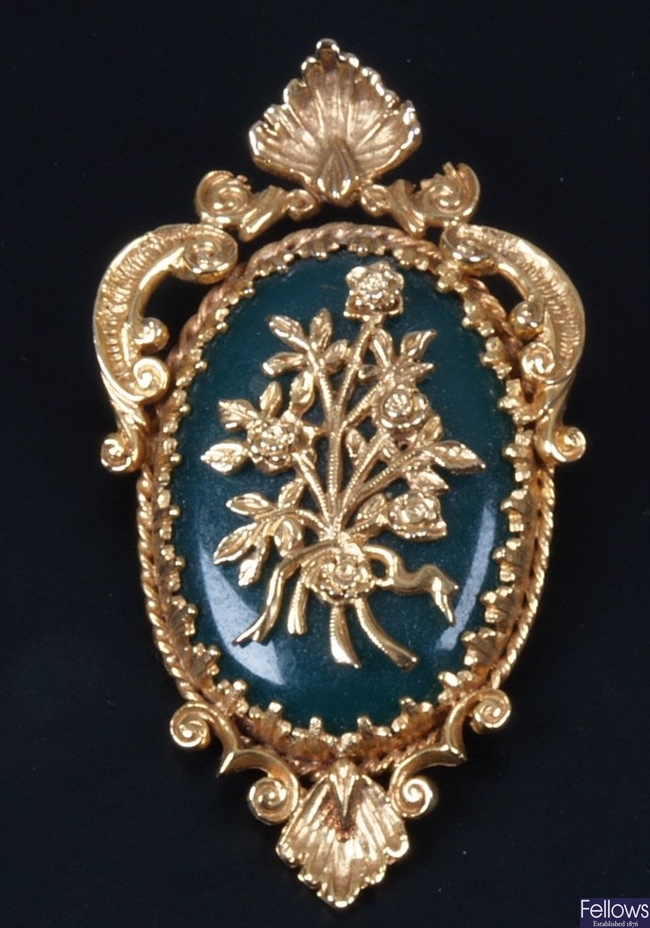 9ct gold oval agate brooch with fancy floral and