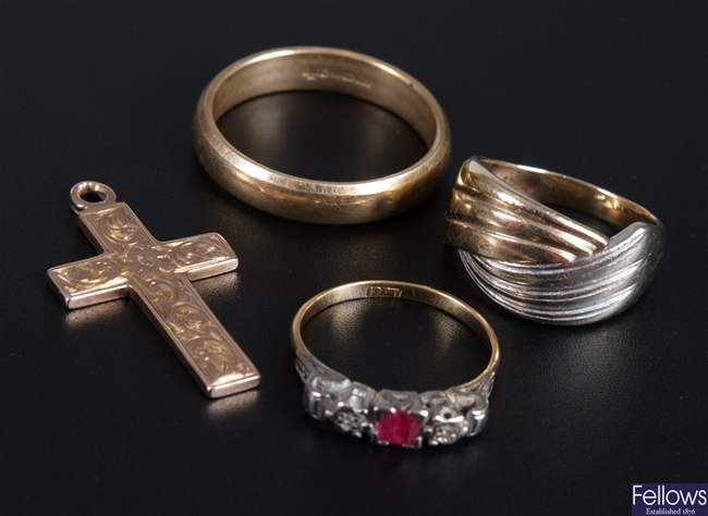 18ct gold three stone ring, 9ct gold wedding