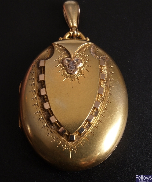 Oval locket with central overlay set a single old